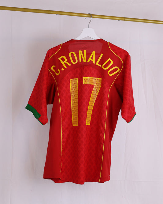 Cristiano Ronaldo Portugal 2004 (L)